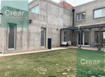 Casa · 220m² · 5 Ambientes · Casa en Barrio Las Lilas
