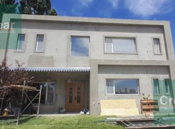 Casa · 220m² · 5 Ambientes · 2 Cocheras · Casa en Barrio Las Lilas