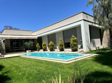 Casa · 250m² · 3 Dormitorios · 2 Cocheras · Casa en Club de Campo