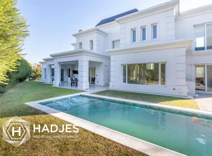 Casa · 300m² · 6 Ambientes · 2 Cocheras
