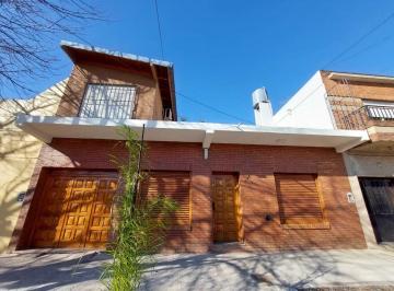 Casa · 140m² · 5 Ambientes · Casa Chalet en Venta Ubicado en Villa Loma Hermosa, Tres de Febrero, G. B. a. Zona Oeste
