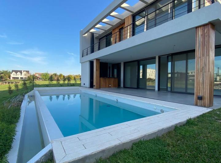 Casa · 530m² · 8 Ambientes · 2 Cocheras
