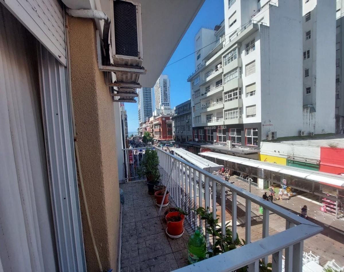 Departamento de 3 ambientes, en zona centro de Mar del Plata. Cuenta con living con salida a balcón corrido con vista a la peatonal San Martin, comedor diario con cocina integrada, 2 habitaciones y 2 baños.