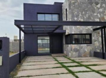 Casa · 105m² · 4 Ambientes · 1 Cochera · Venta Casa en Docta Central