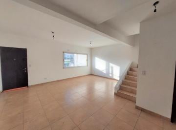 Casa · 60m² · 3 Ambientes · 1 Cochera · Duplex con Cochera en Alquiler en Ramos Mejia