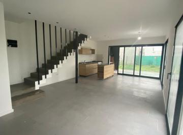 Casa de 3 ambientes, La Plata · Elegante Casa Estrenar de 2/3 Dorm., Desarrollada en 2 Plantas