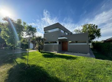 Casa · 230m² · 5 Ambientes · 1 Cochera · Casa en La Comarca 4 Dorm.