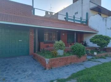 Casa · 215m² · 5 Ambientes · 1 Cochera · Casa 5 Ambientes,4 Baños, quincho en El Barrio Faro Norte