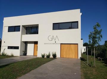 Casa · 252m² · 5 Ambientes · 2 Cocheras · Casa en Venta en Barrio Rumenco Joven