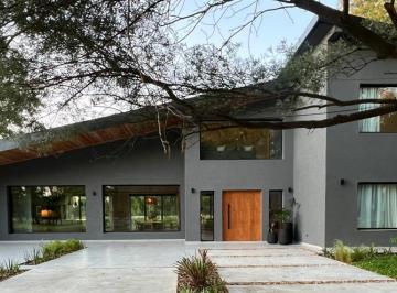 Casa · 300m² · 6 Ambientes · 2 Cocheras · Exclusiva, Moderna y Cálida Casa de 6 Ambientes en Barrio Privado Tessalia / Tierra de Centauros