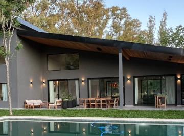 Casa · 300m² · 6 Ambientes · 2 Cocheras · Exclusiva, Moderna y Cálida Casa de 6 Ambientes en Barrio Privado Tessalia / Tierra de Centauros