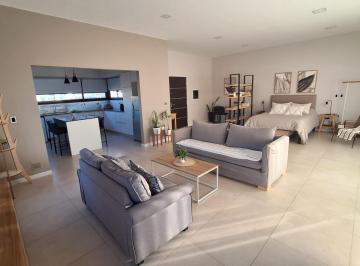 Casa · 105m² · 1 Ambiente · 2 Cocheras · Casa en Alquiler Temporario