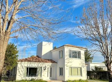 Casa · 220m² · 4 Ambientes · 1 Cochera · Casa Venta en Barrancas de Iraola