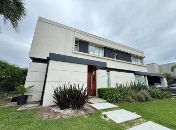 Casa · 225m² · 7 Ambientes · 2 Cocheras · Venta Casa de Tres Dorm. con Galería con Parrillero y Pileta. Miraflores, Funes Hills