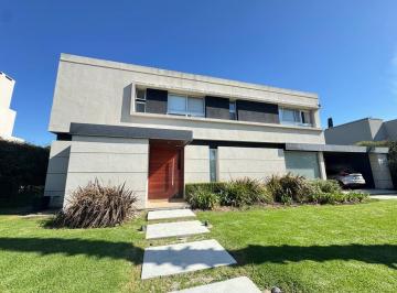 Casa · 225m² · 7 Ambientes · 2 Cocheras · Venta Casa de Tres Dorm. con Galería con Parrillero y Pileta. Miraflores, Funes Hills
