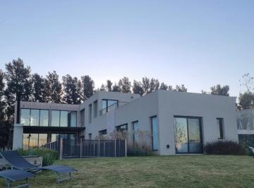 Casa · 302m² · 8 Ambientes · 2 Cocheras · Espectacular Casa con Vista a La Laguna en Pilará | Vco Propiedades