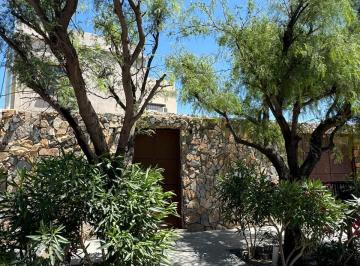 Casa de 7 ambientes, Maipú · Casa con Quincho, Jardín y Pileta – Barrio Semi Privado Los Aromos, Carrodilla
