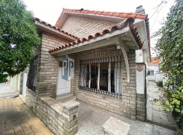 Casa · 180m² · 4 Ambientes · 1 Cochera · Dos Casas en Block