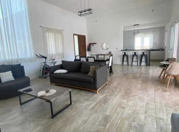 Casa · 220m² · 4 Ambientes · 2 Cocheras · Casa en Venta en Santa Guadalupe, Pilar del Este, Pilar