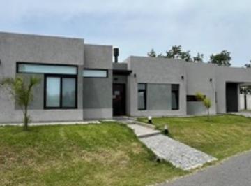 Casa · 185m² · 4 Ambientes · 2 Cocheras · Venta de Casa 4 Amb Bª Los Troncos
