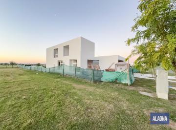 Casa · 261m² · 5 Ambientes · 2 Cocheras · Casa 4 Dorm., Suite en Pb, Pileta, Vida