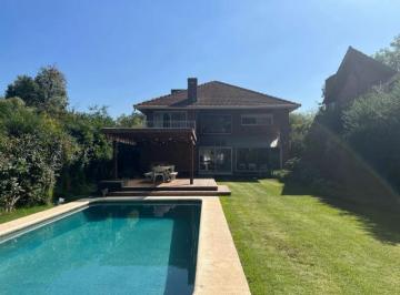 Casa · 213m² · 7 Ambientes · 2 Cocheras · Excelente Propiedad 7 Ambientes en Las Praderas de Lujan