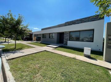 Casa · 160m² · 3 Dormitorios · 2 Cocheras · Casa de 3 Dorm. a Estrenar en Venta en B° Boedo Village