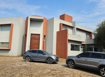 Casa de 6 ambientes, Córdoba · Casa en Venta - Los Cerezos - Valle Escondido - 3dorm. - 3baños - Escritorio - Play Room