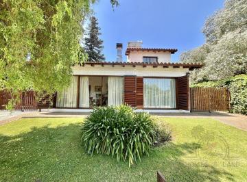 Casa · 170m² · 5 Ambientes · 1 Cochera · Chalet en Venta 5 Amb. con Quincho y Cochera en El Bosque Peralta Ramos.