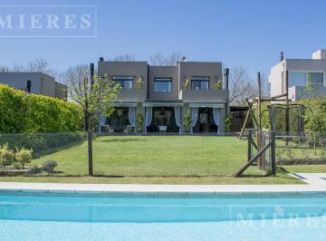 Casa · 224m² · 7 Ambientes · 1 Cochera · Casa en Venta en Santa Maria de Los Olivos