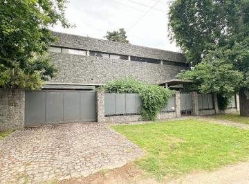 Casa de 3 ambientes, La Plata · Casa en Villa Elisa - 3 Dorm. - Lote de 730 m²