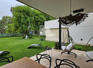 Casa · 173m² · 5 Ambientes · 1 Cochera · Casa a La Venta en Barrio Las Golondrinas - 5 Ambientes