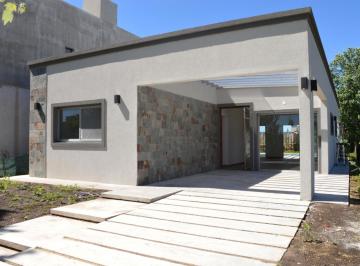Casa · 114m² · 3 Ambientes · 2 Cocheras · Casa en Domselaar Chico