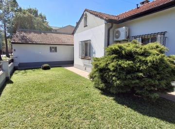 Casa de 6 ambientes, Lomas de Zamora · Chalet de 4 Dorm. y Cochera en Esquina en Excelente Ubicacion
