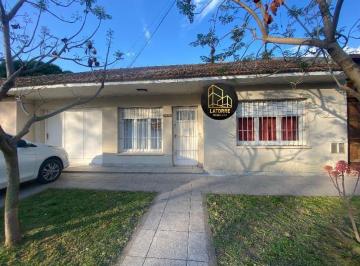 Casa · 120m² · 3 Ambientes · 1 Cochera · Latorre Prop. Vende Chalet con Garage y Quincho