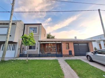 Casa · 130m² · 5 Ambientes · 1 Cochera · Casa en Venta Campana - Zona Residencial