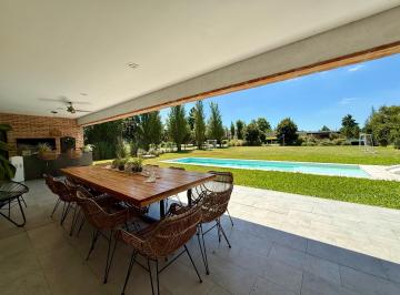 Casa · 210m² · 4 Dormitorios · 1 Cochera · Casa en Los Alamos