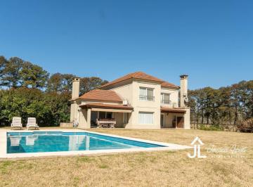 Casa · 220m² · 4 Ambientes · Casa en Venta en Pinares Country Club en E1