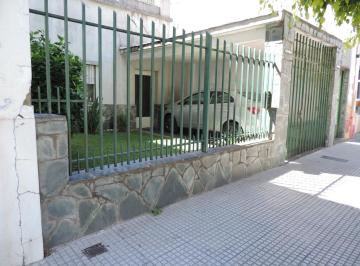 Casa · 130m² · 3 Ambientes · 1 Cochera · Venta Casa Lote Propio. Terraza, Jardin y Fondo. Agronomia