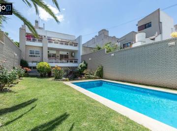 Casa · 340m² · 4 Ambientes · 2 Cocheras · Casa 5 Amb Jardin Piscina de Categoría en Villa Luro