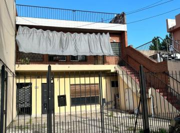 Casa de 4 ambientes, Lanús · ¡Oportunidad de Inversión! 3 Viviendas en Block C/ Terraza y Cochera.