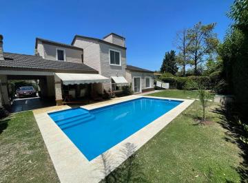 Casa · 186m² · 4 Ambientes · Impecable Casa en El C. C. Champagnat