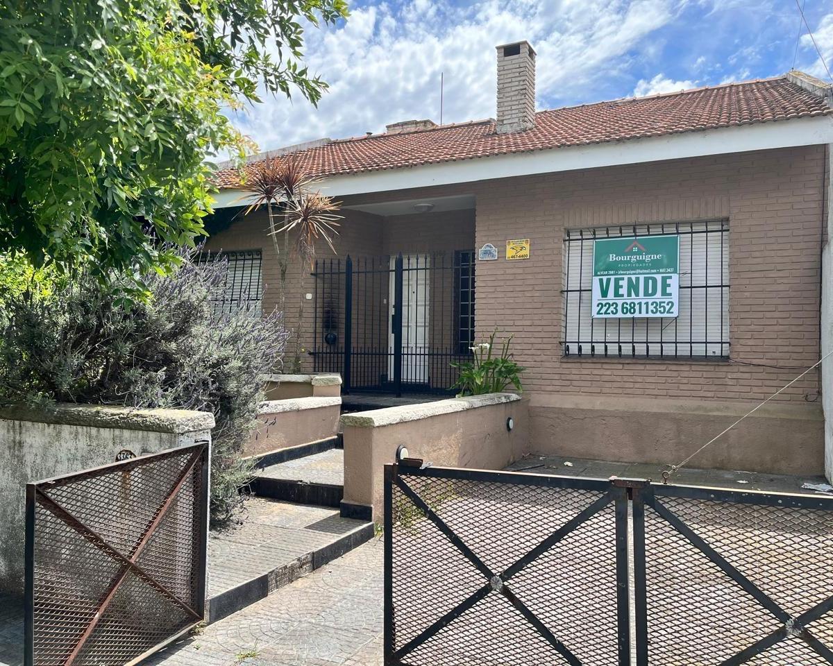 Casa 3 dorm, 355m² con jardín y cochera — Punta Mogotes