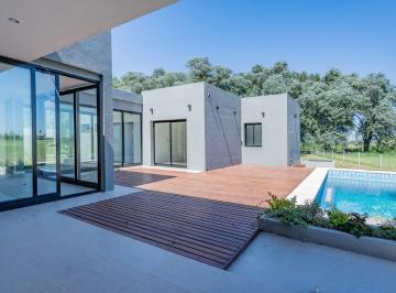 Casa · 210m² · 4 Ambientes · 3 Cocheras · Venta Casa a Estrenar Medal C. C.