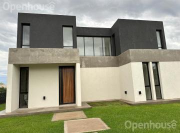Casa · 248m² · 5 Ambientes · Casa en Barrio San Pablo