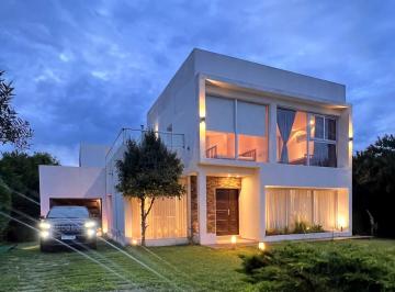 Casa · 300m² · 5 Ambientes · 2 Cocheras · Costa Esmeralda, Golf 2