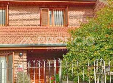 Casa · 232m² · 4 Ambientes · 2 Cocheras · Casa en Venta Quilmes Oeste