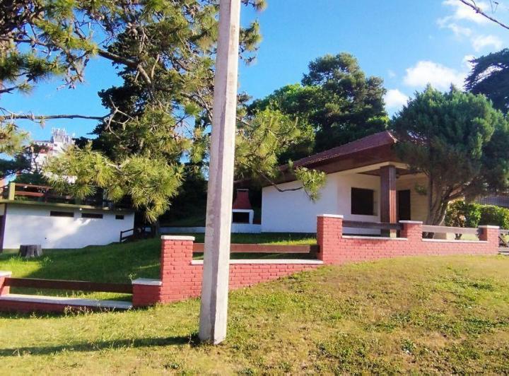 Casa · 130m² · 4 Ambientes · 3 Cocheras