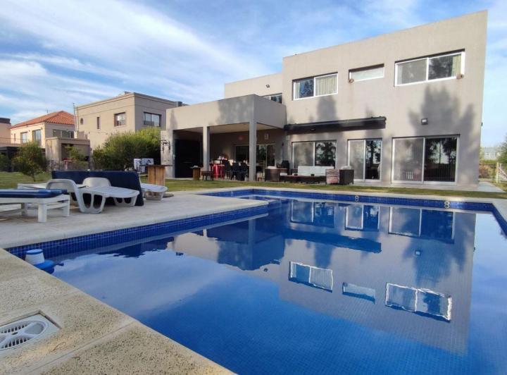 Casa · 240m² · 5 Ambientes