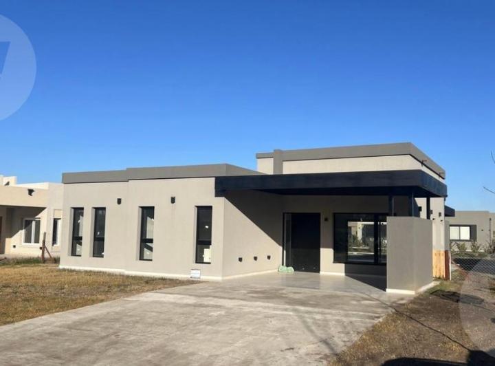 Casa · 180m² · 4 Ambientes · 2 Cocheras